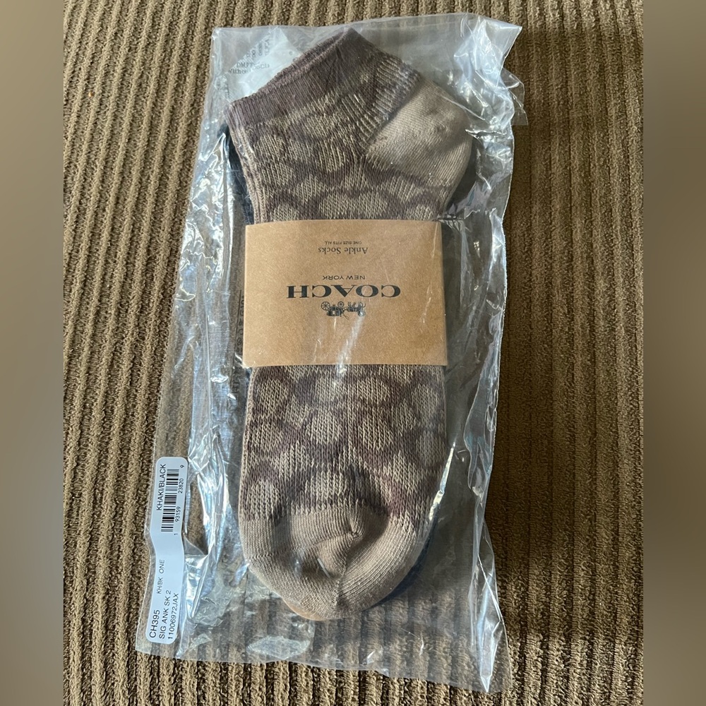 Coach Signature Ankle Socks nwt in packaging - Picture 2 of 3